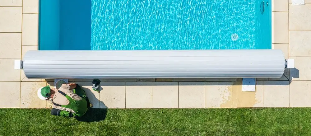 Instalación de cobertor invernal piscina