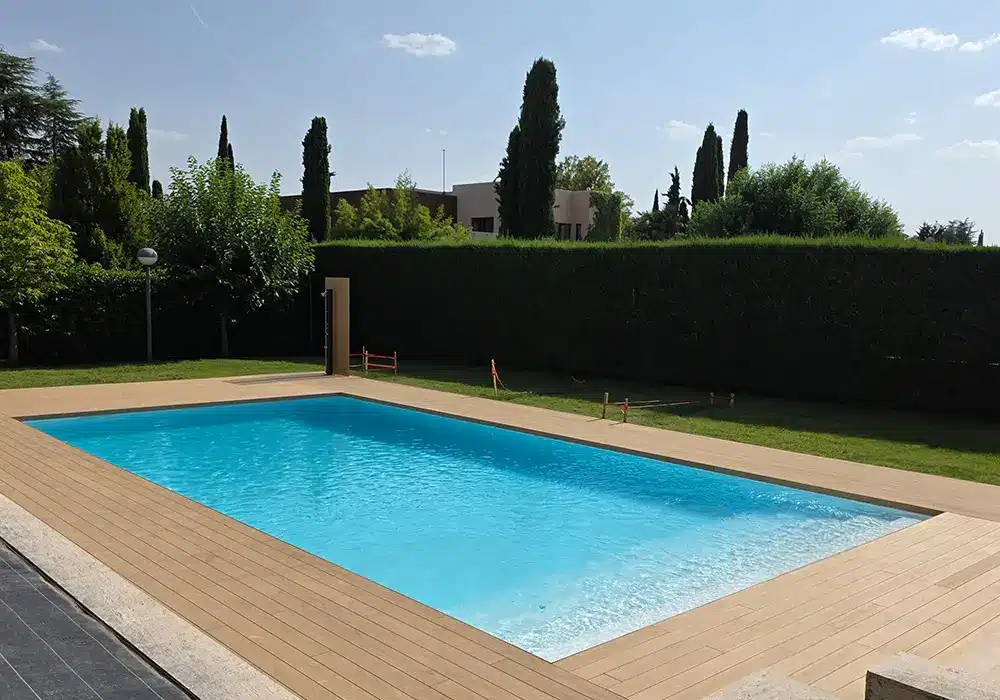 Piscina de obra nueva integrada con el jardín