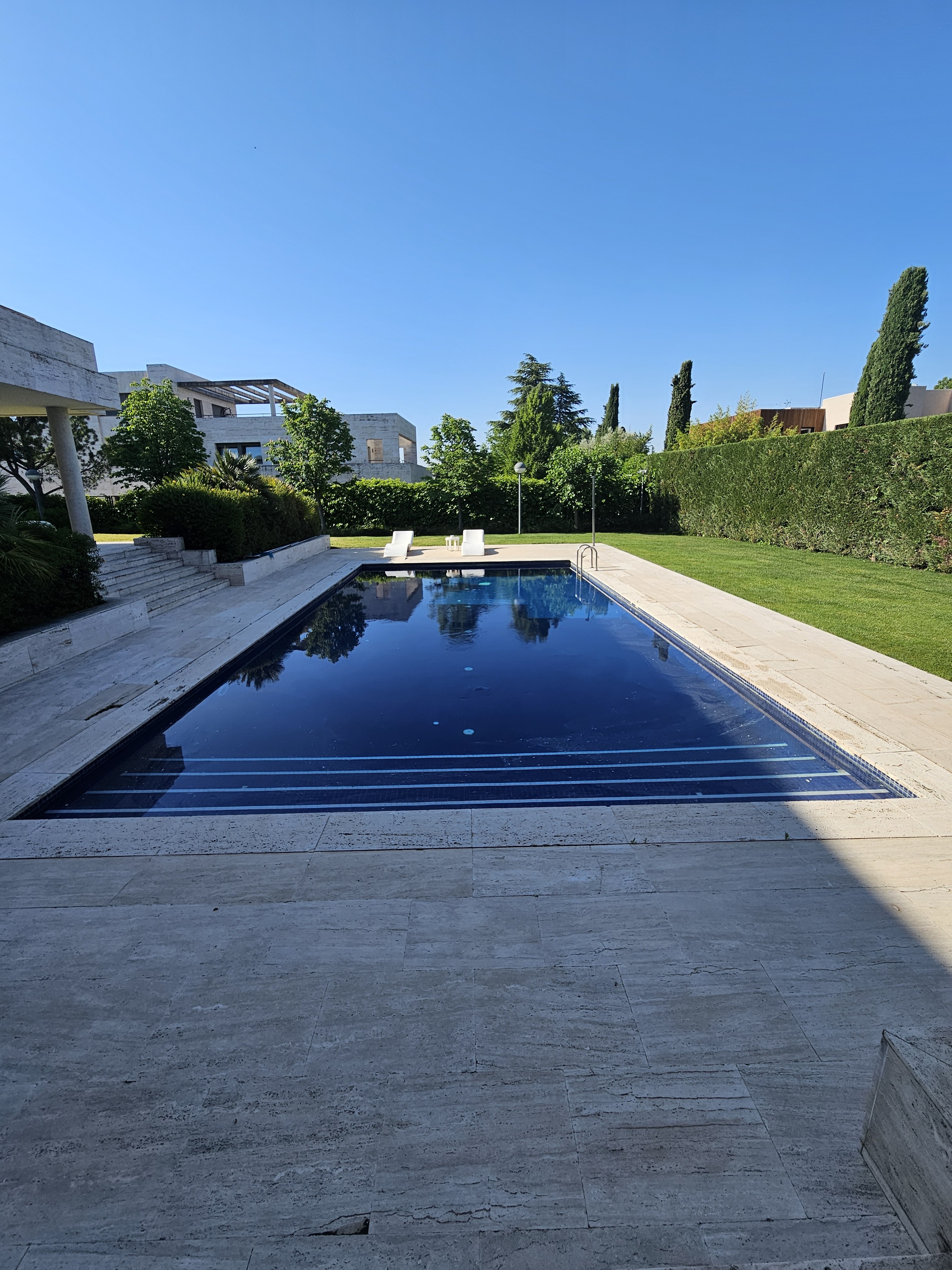 Piscina antes de rehabilitar en Madrid